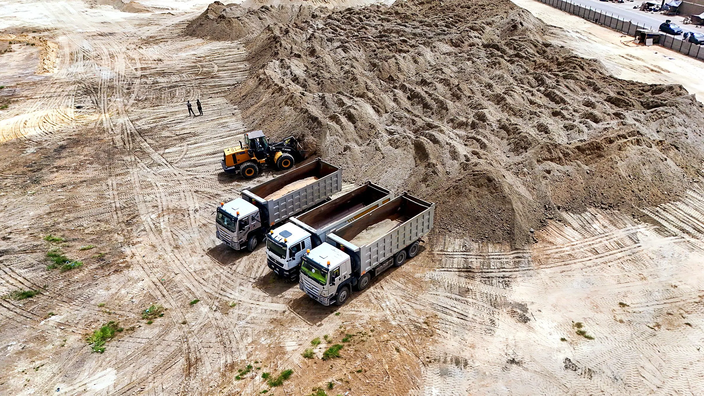 Flotte de camions et engins D.I.D mobilisés sur le chantier du CHU Salmane