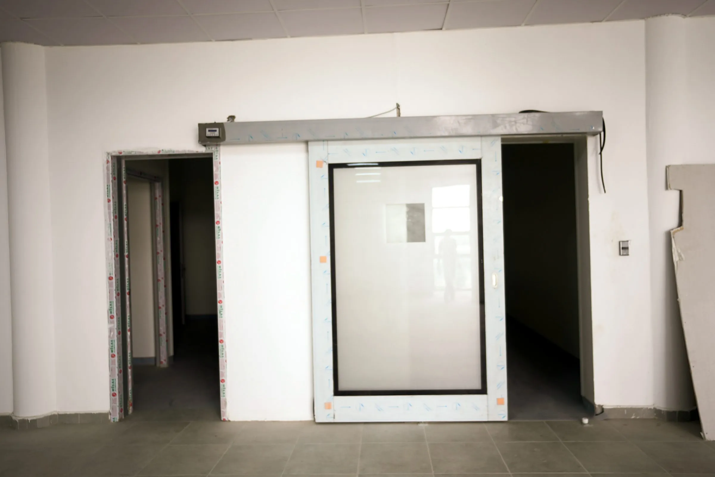 Porte hermétique coulissante d'un bloc opératoire