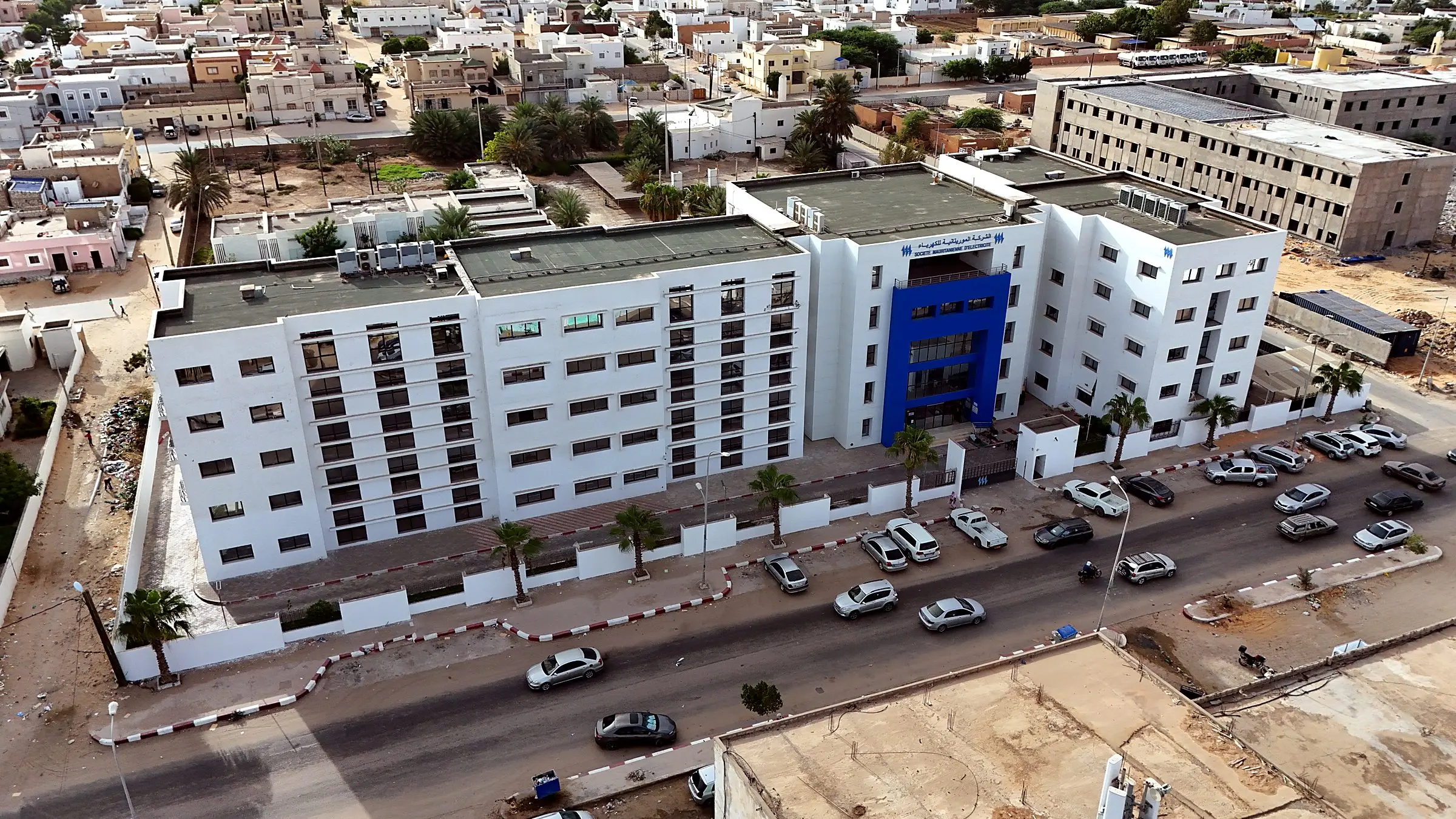 Façade du siège de la SOMELEC avec son volume central bleu